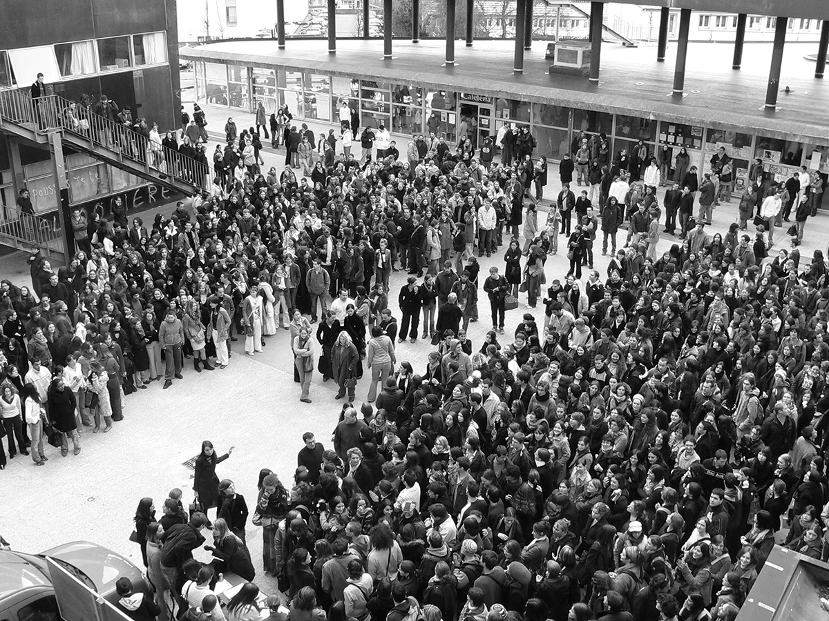 parvis de la faculté Victor Segalen