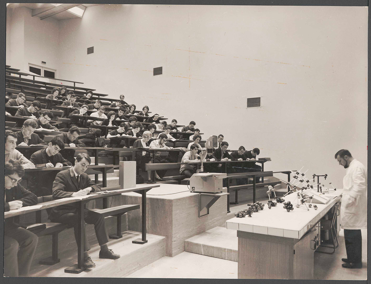 cours de sciences en amphithéâtre