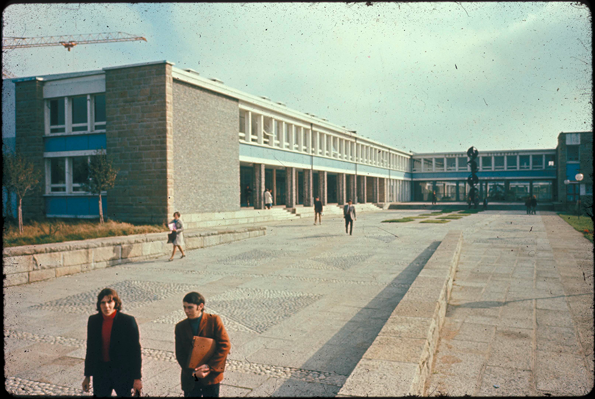 parvis de la faculté des Sciences