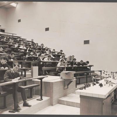 cours de sciences en amphithéâtre