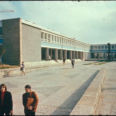 parvis de la faculté des Sciences