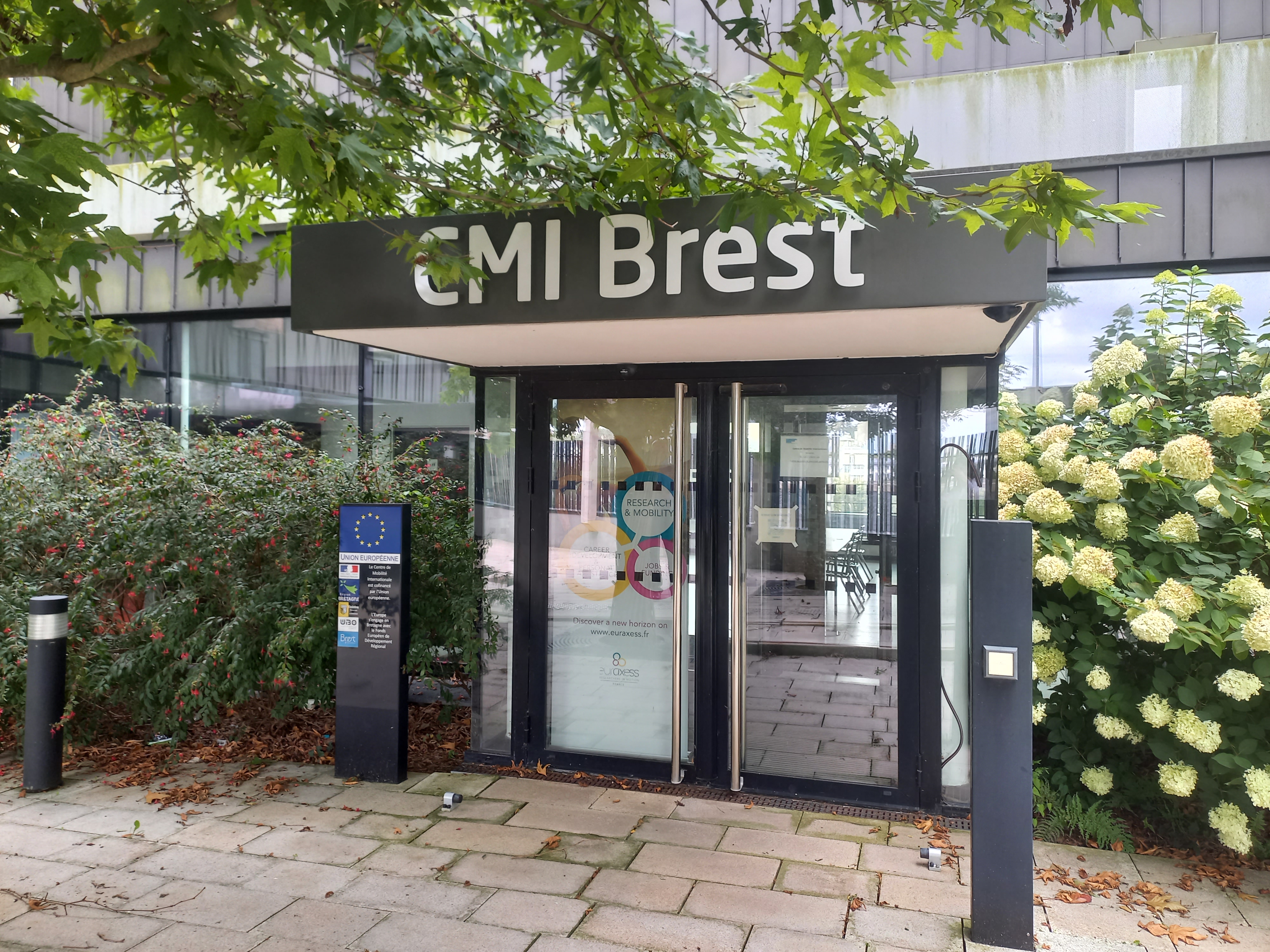 L'accueil du CMI Brest, l'entrée est une double-porte vitrée avec "CMI Brest" au dessus