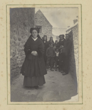 Photographie d'une jeune femme et d'un groupe d'habitants de l'île de Sein.