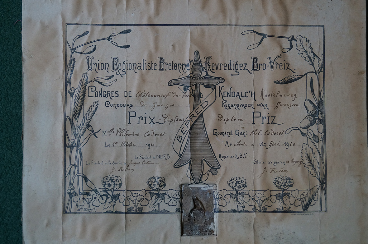 Certificat_bilingue_du_concours_de_gwerzes_remporté_par_Filomena_Cadoret_au_congrès_de_l_Union_Régionaliste_Bretonne-Droits_reserves_collection_familiale