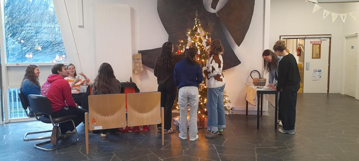 étudiants autour du sapin