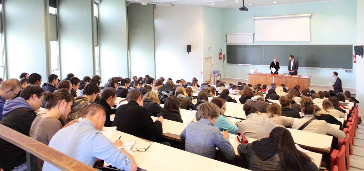 étudiants en amphithéâtre