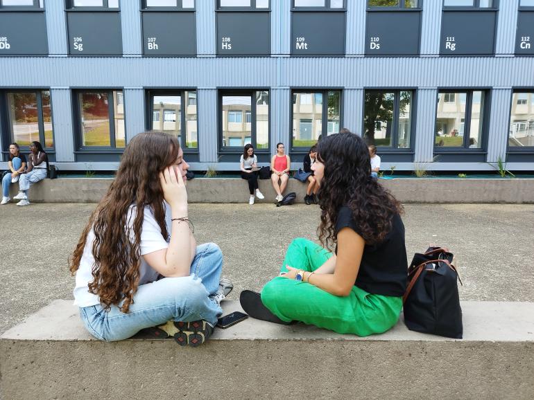 2 étudiants qui discutent sur un muré devant l'IUT de Quimper