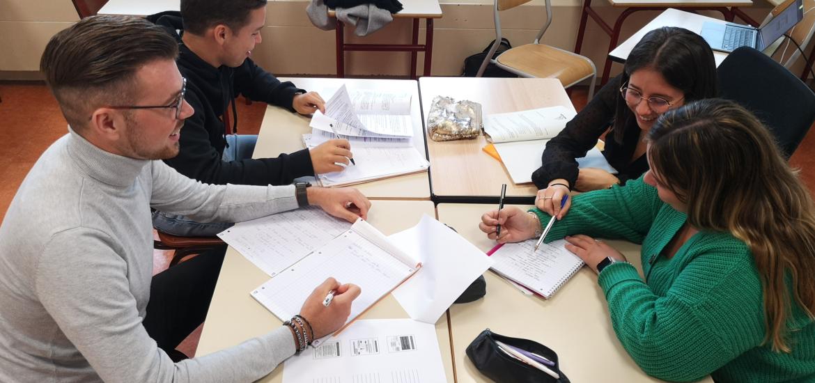 étudiants qui travaillent