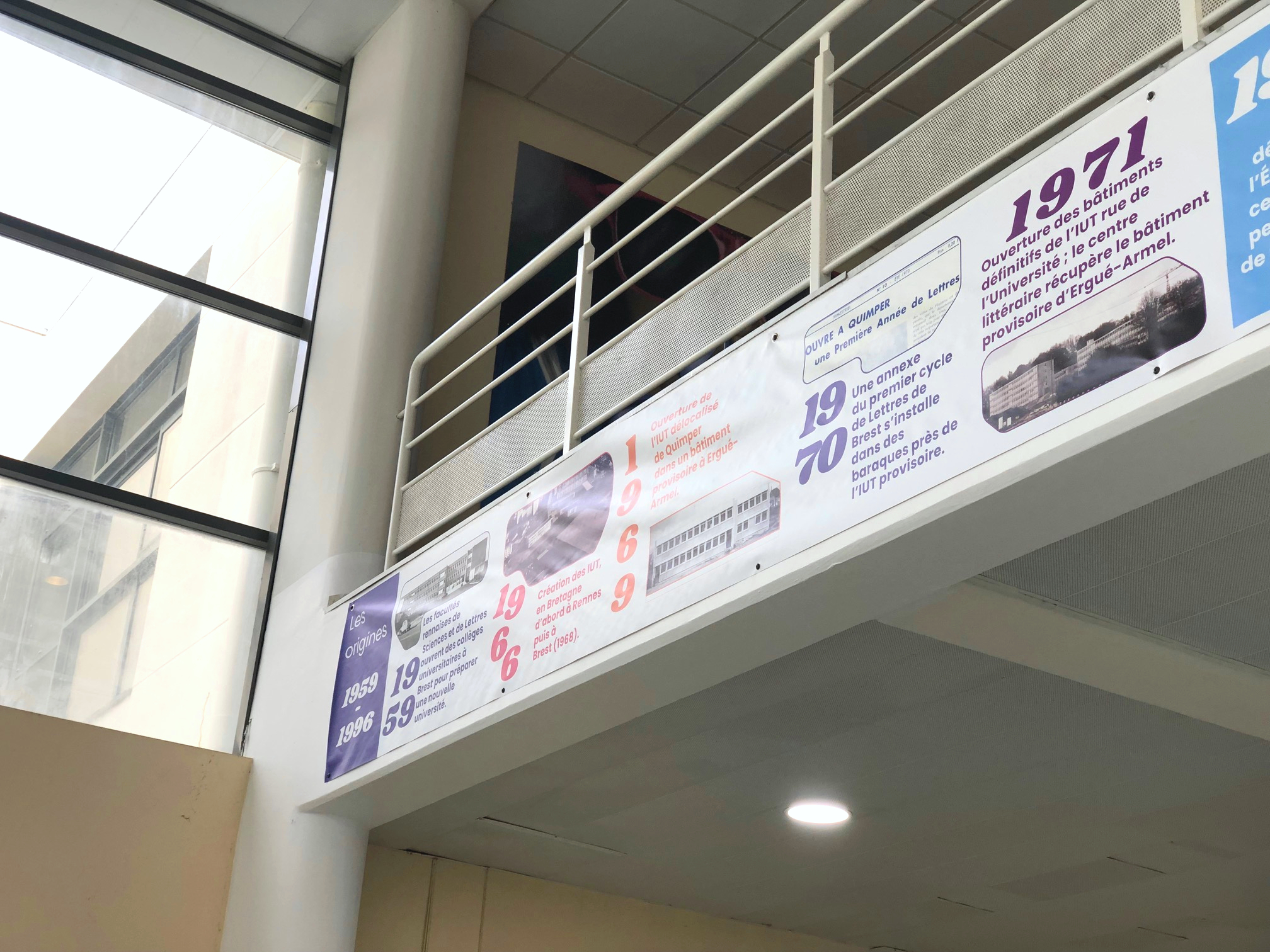 Frise chronologique installée dans le hall