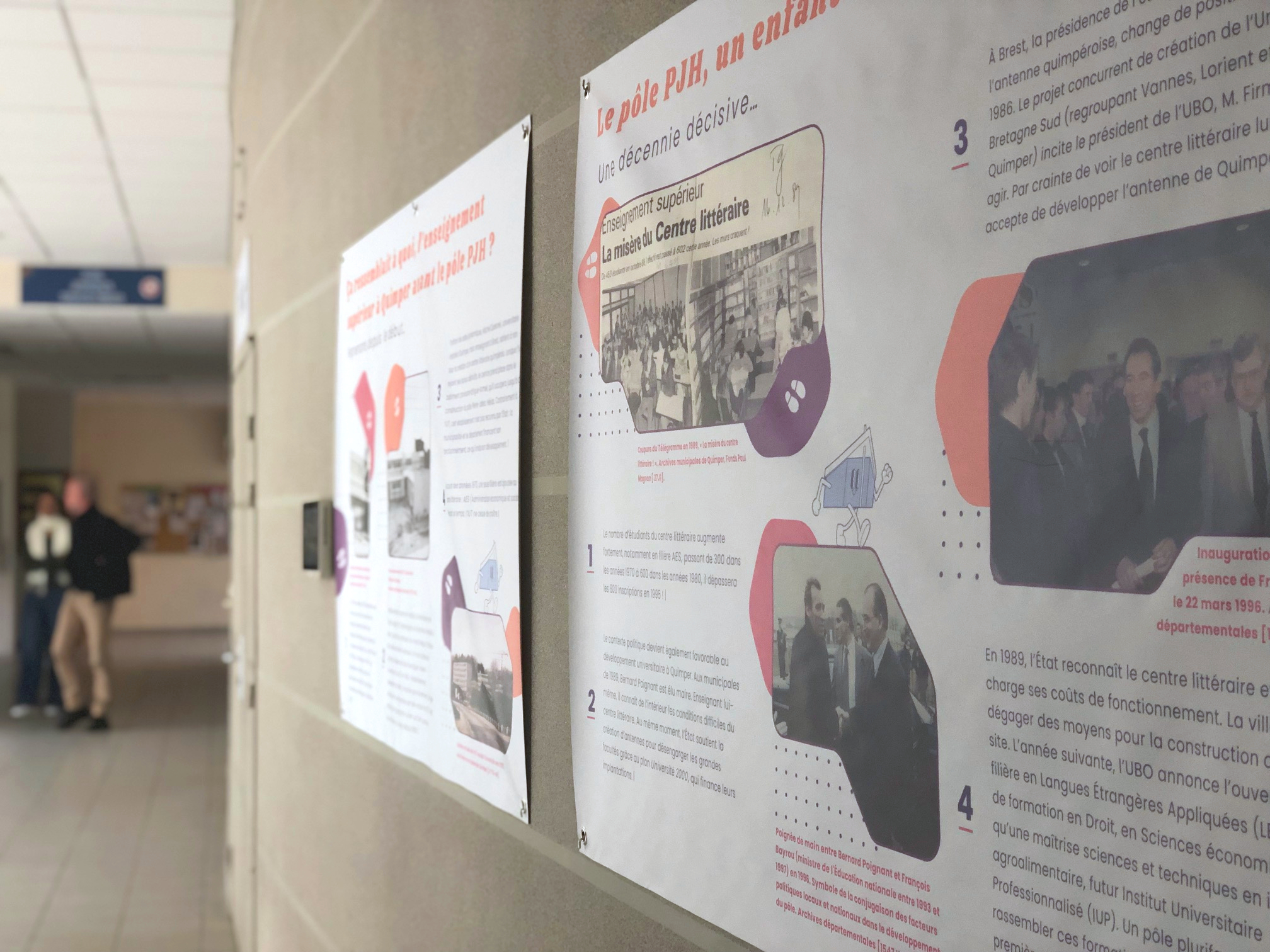 Panneaux explicatifs devant les amphis