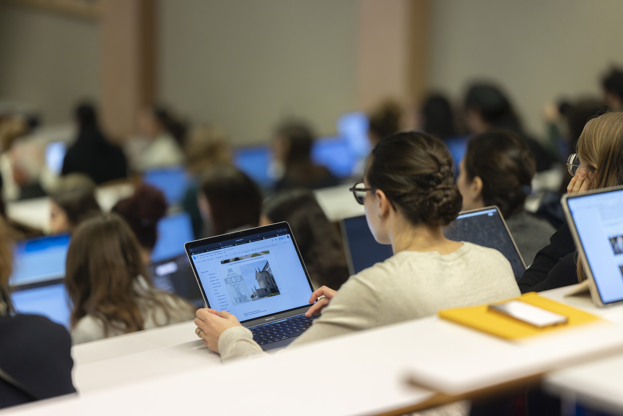 Des étudiants prennent des notes en amphi © Franck Betermin