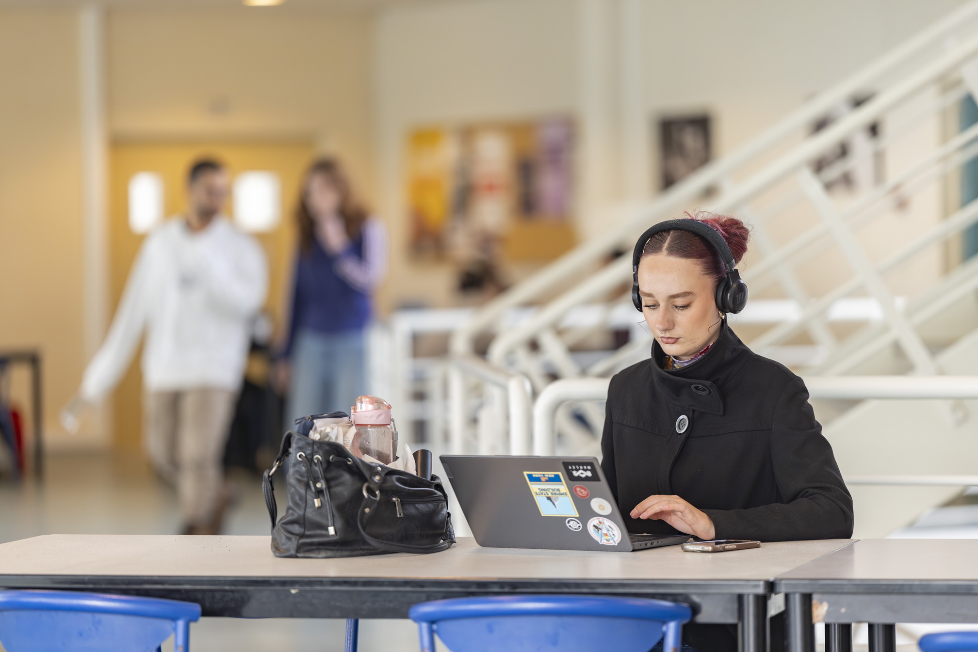 Une étudiante installée sur la mezzanine écoute un contenu sur ordinateur © Franck Betermin