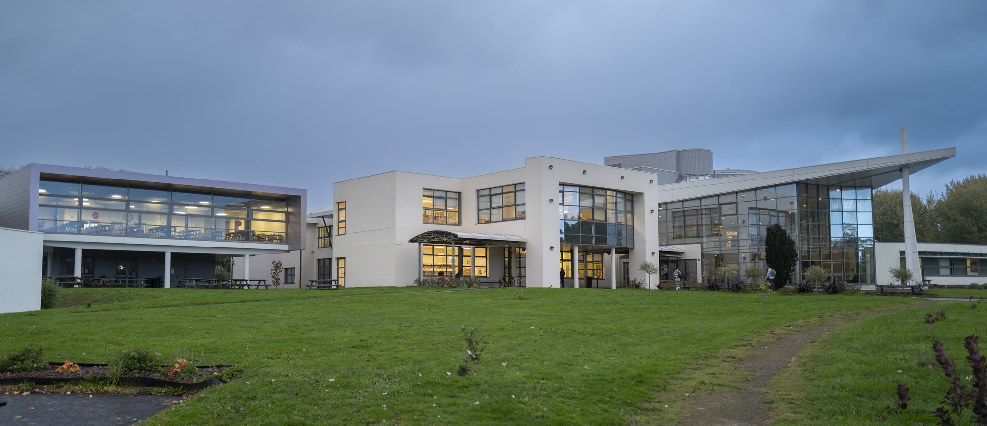 Vue extérieure du pôle universitaire au crépuscule