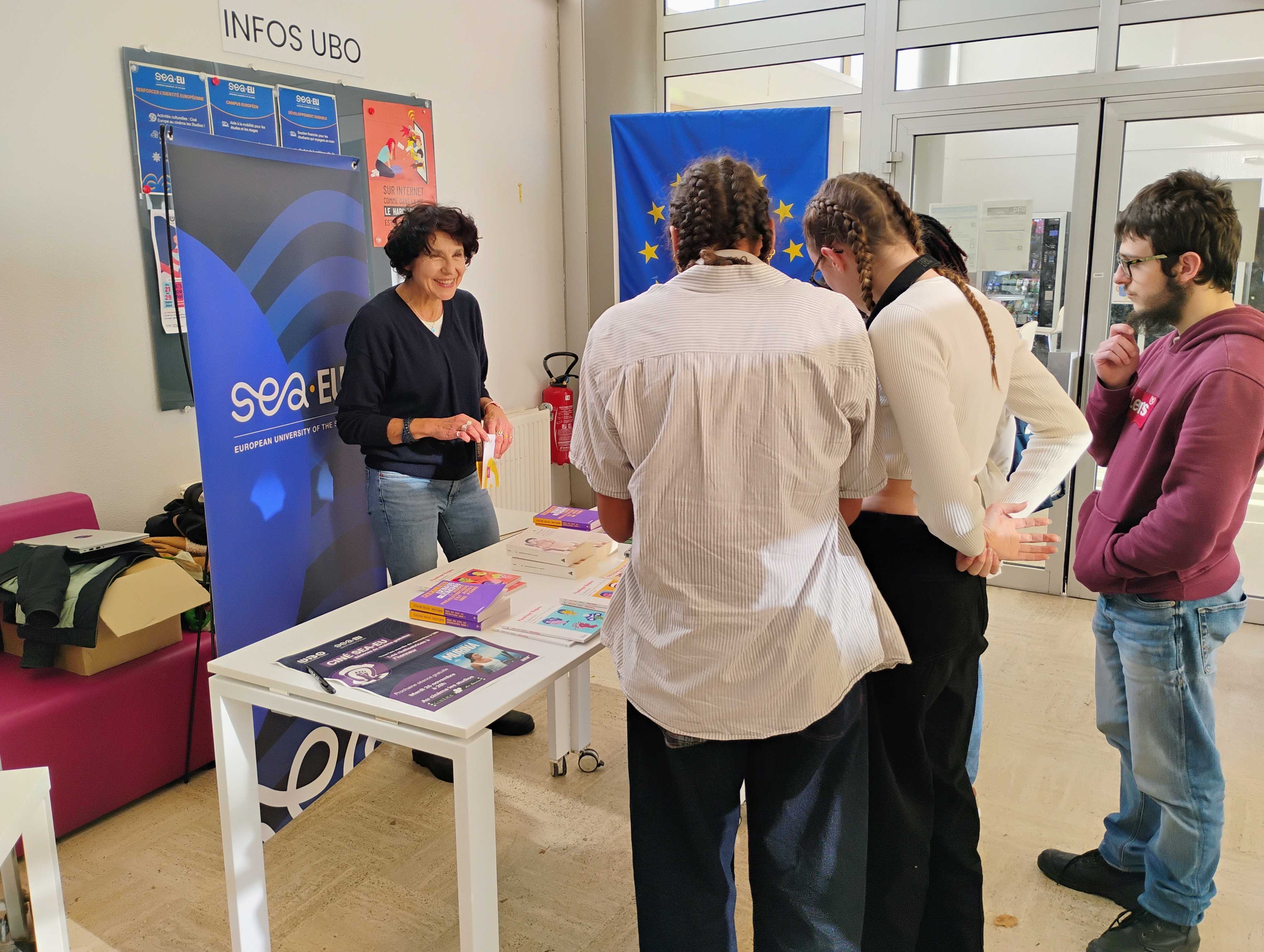 Distribution de livres féministes à la Bibliothèque Universitaire du Bouguen en Novembre 2025