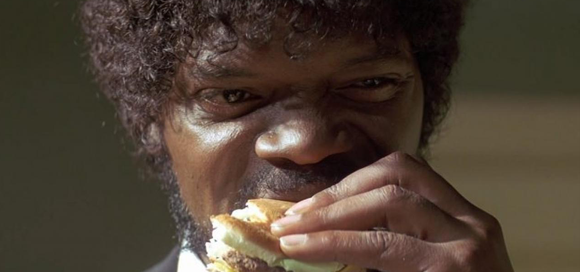 un homme mangeant un sandwich