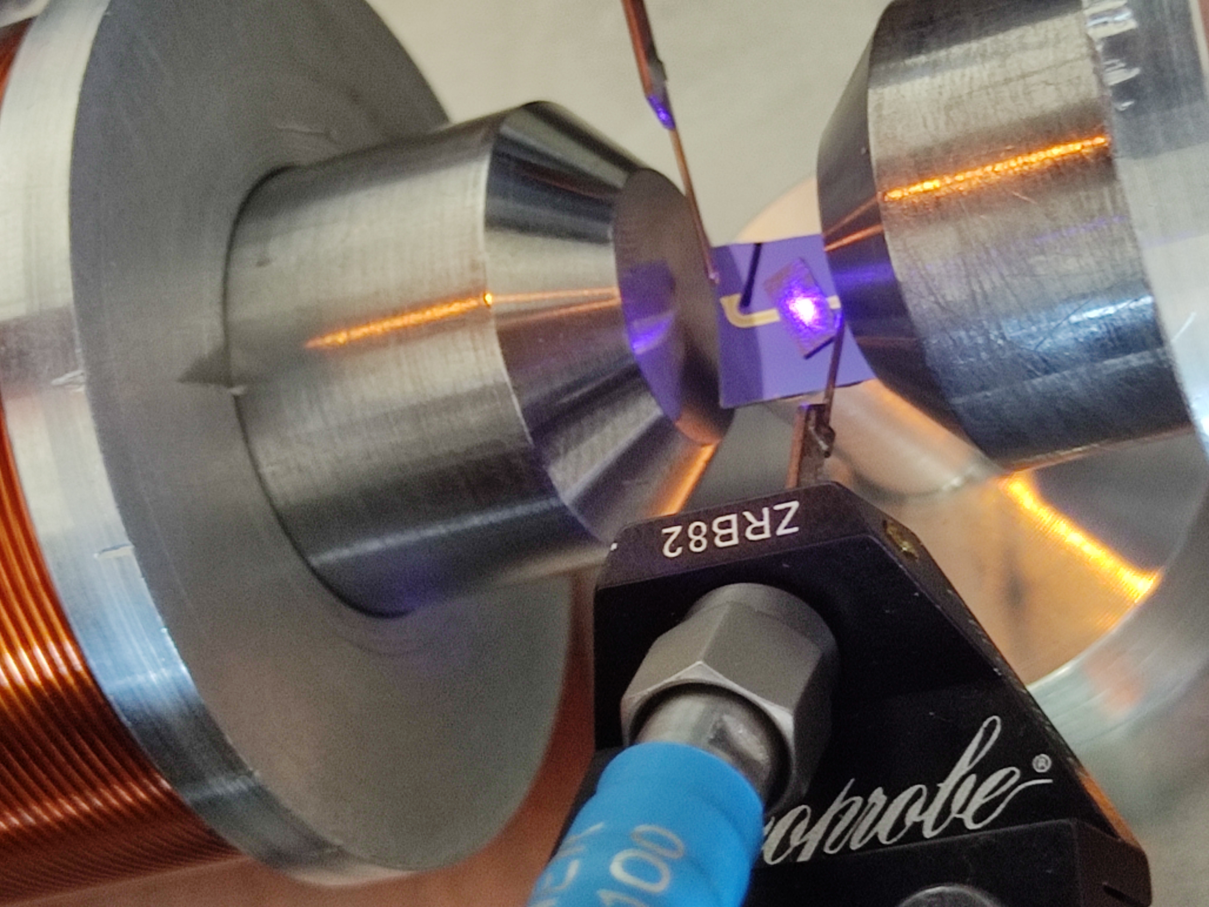 échantillon sous illumination laser,  au sein d'un électro-aimant