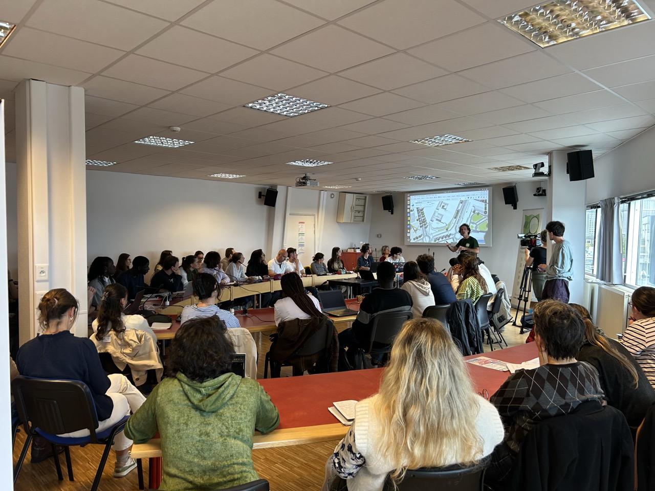 Image d'illustration de l'article Tous EGO : Cartographions notre université. Une salle remplie des participants à une cartopartie à Segalen en septembre 2025.