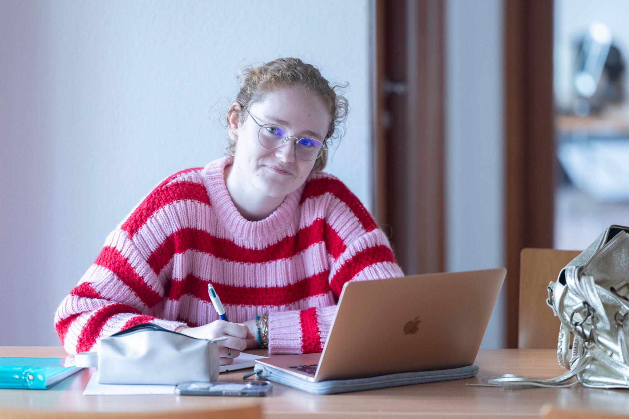 Etudiante à l'UBO qui travaille avec un ordinateur