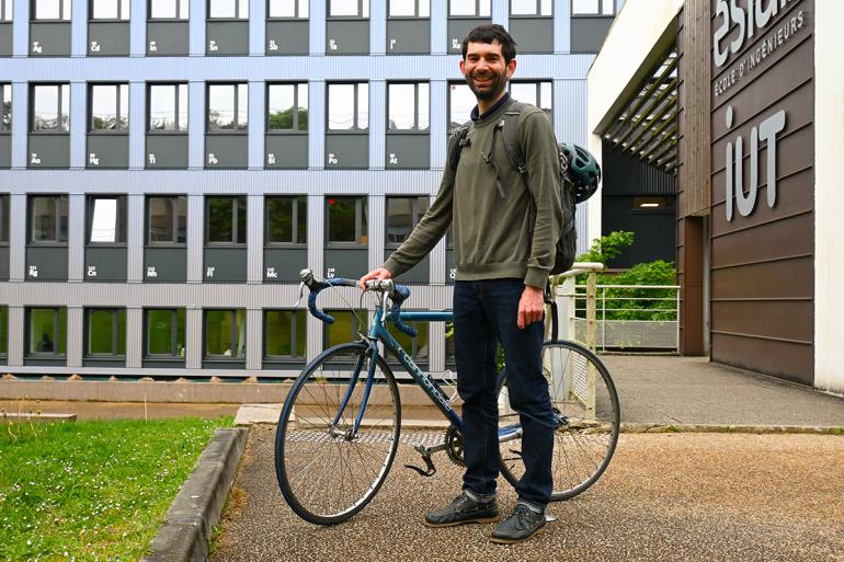 Un agent de l'IUT Quimper à vélo 