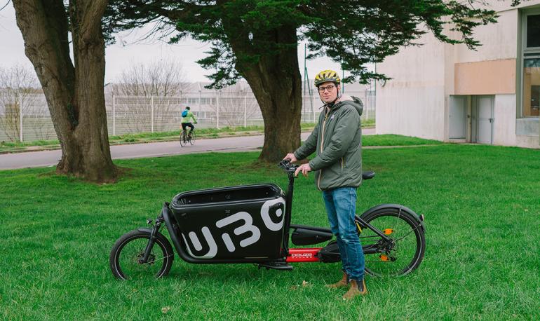 Un agent de l'UBO en vélo cargo