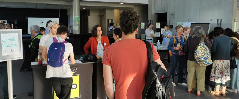 Les partIcipants aux Assises de la pédagogie dans le hall du PN2B