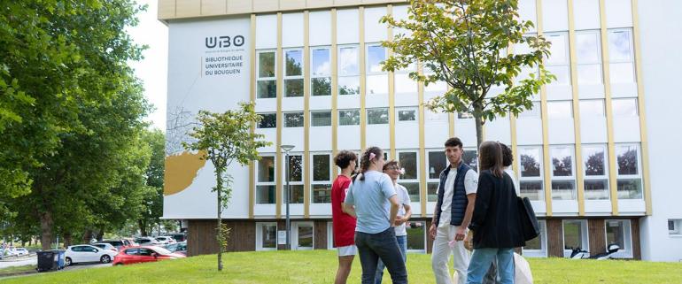 des étudiantes et étudiants devant un arbre, face à la BU Bouguen