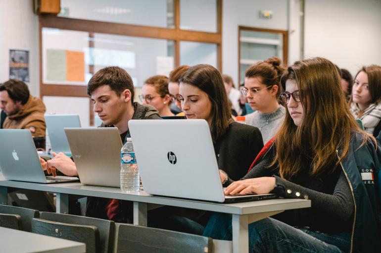 Des étudiants dans un amphi 