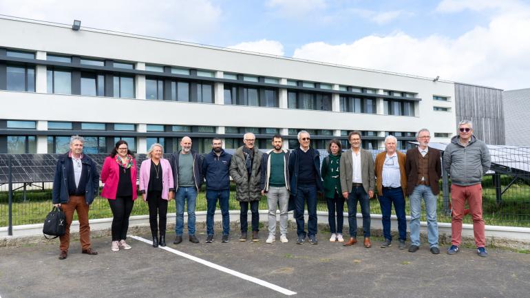 Les équipes devant les panneaux solaires de l'IUT à Brest
