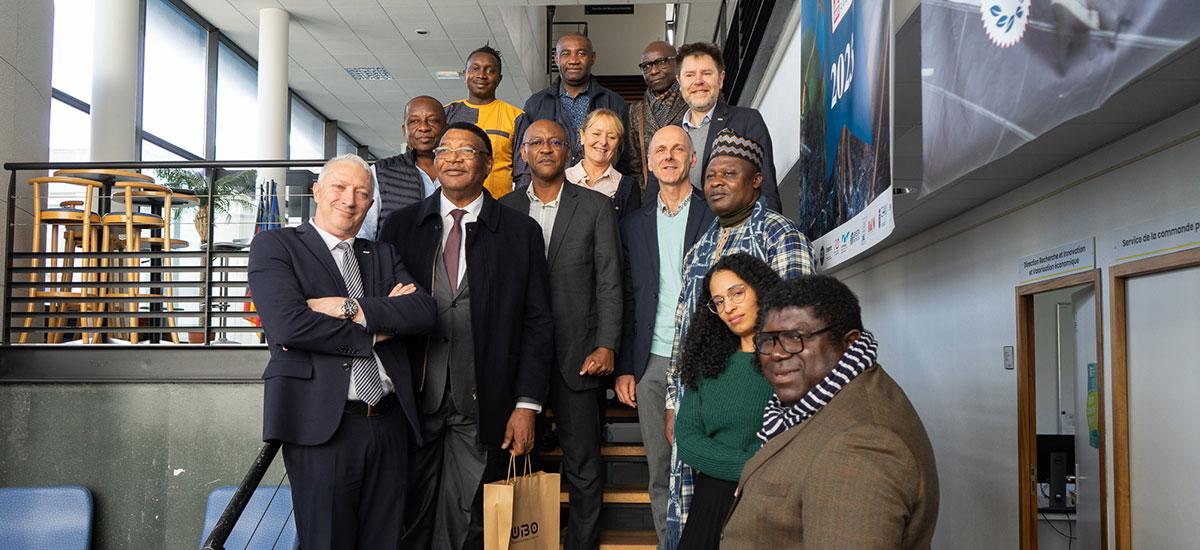 photo de groupe de la délégation camerounaise et des représentants de l'UBO