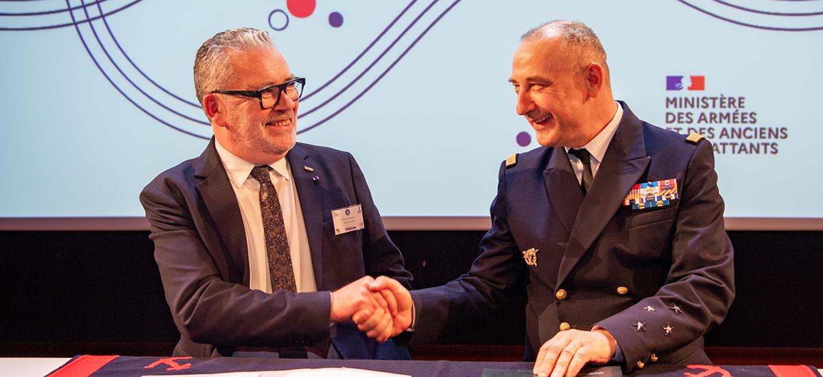 Pascal Olivard et Jean-François Quérat se serrent la main