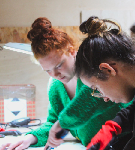 usagers bricolant à l'atelier du fablab