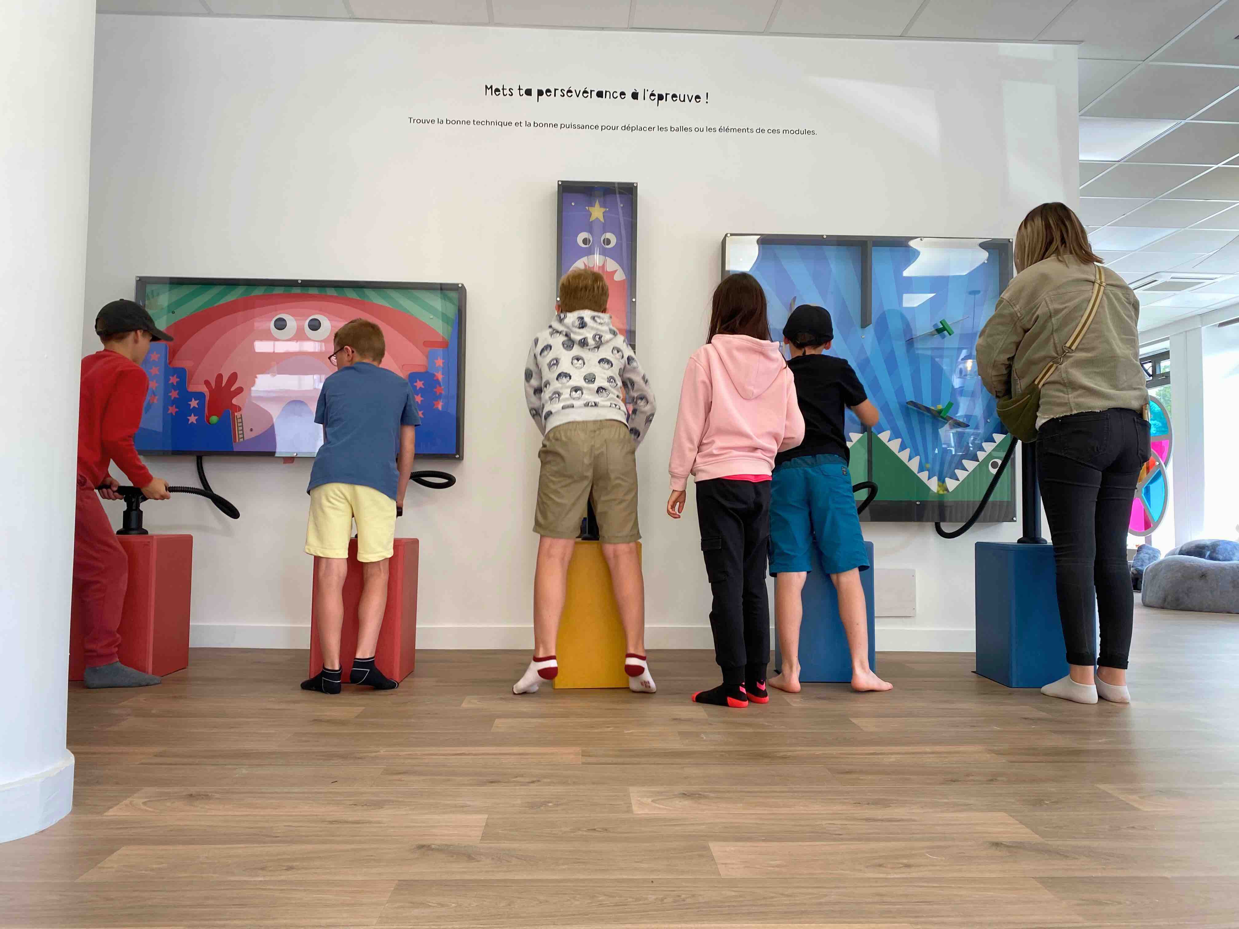 Enfants expérimentant des jeux au musée