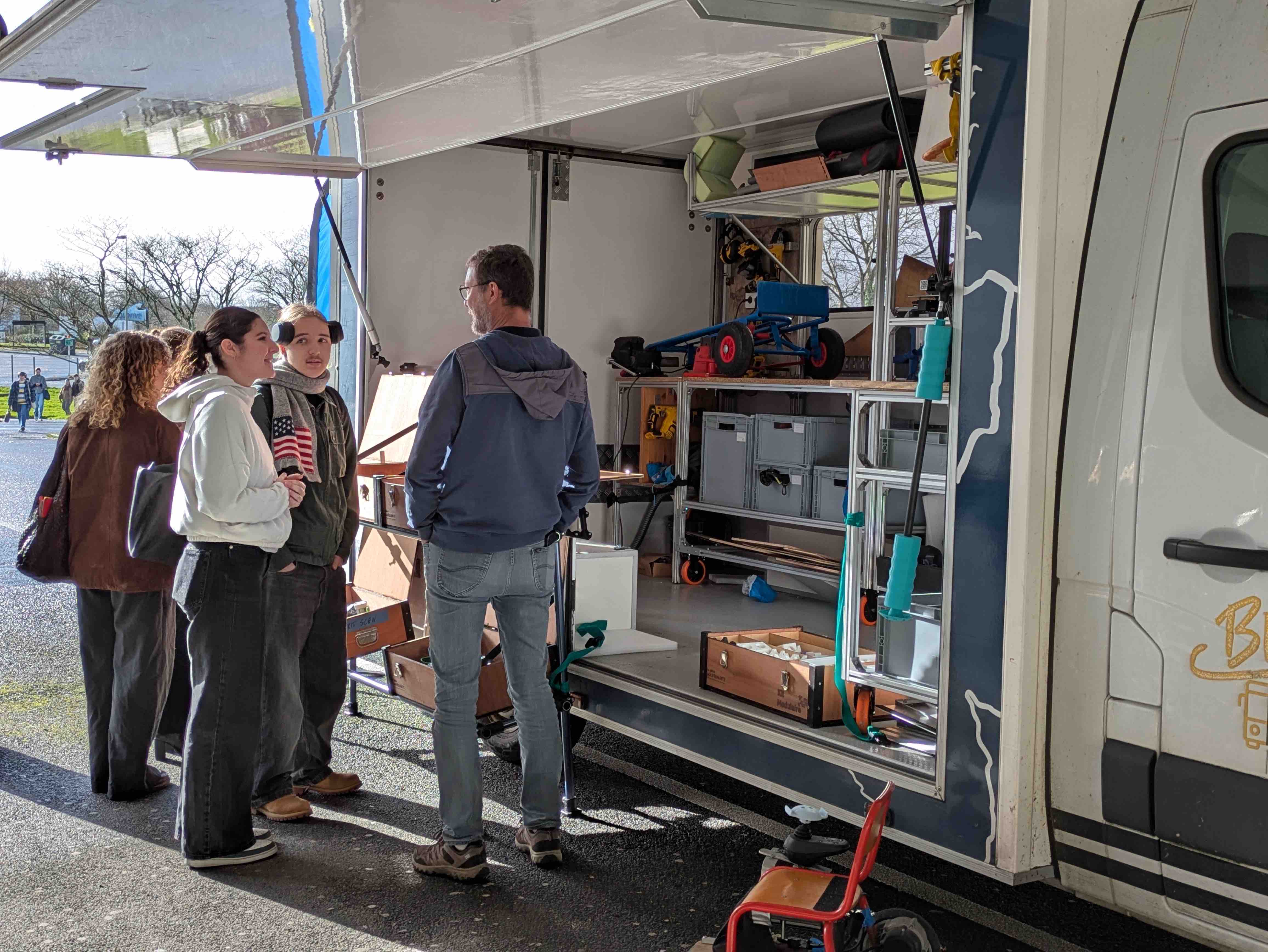 Laurent et des étiudiants devant le Breizh Fabribus 