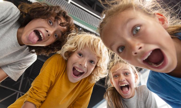 quatre enfants qui crient joyeusement