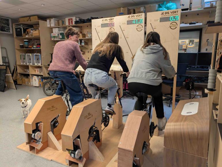 étudiants sur vélos-batterie