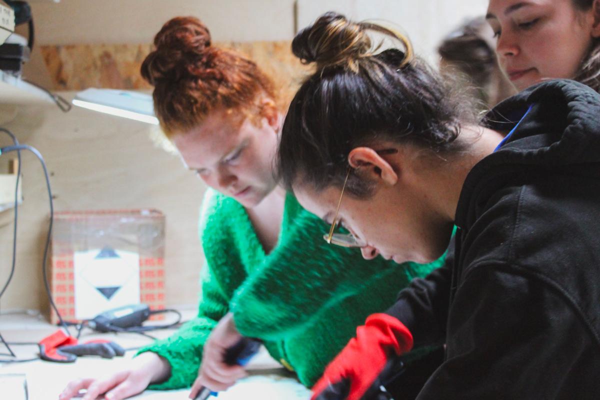 usagers bricolant à l'atelier du fablab